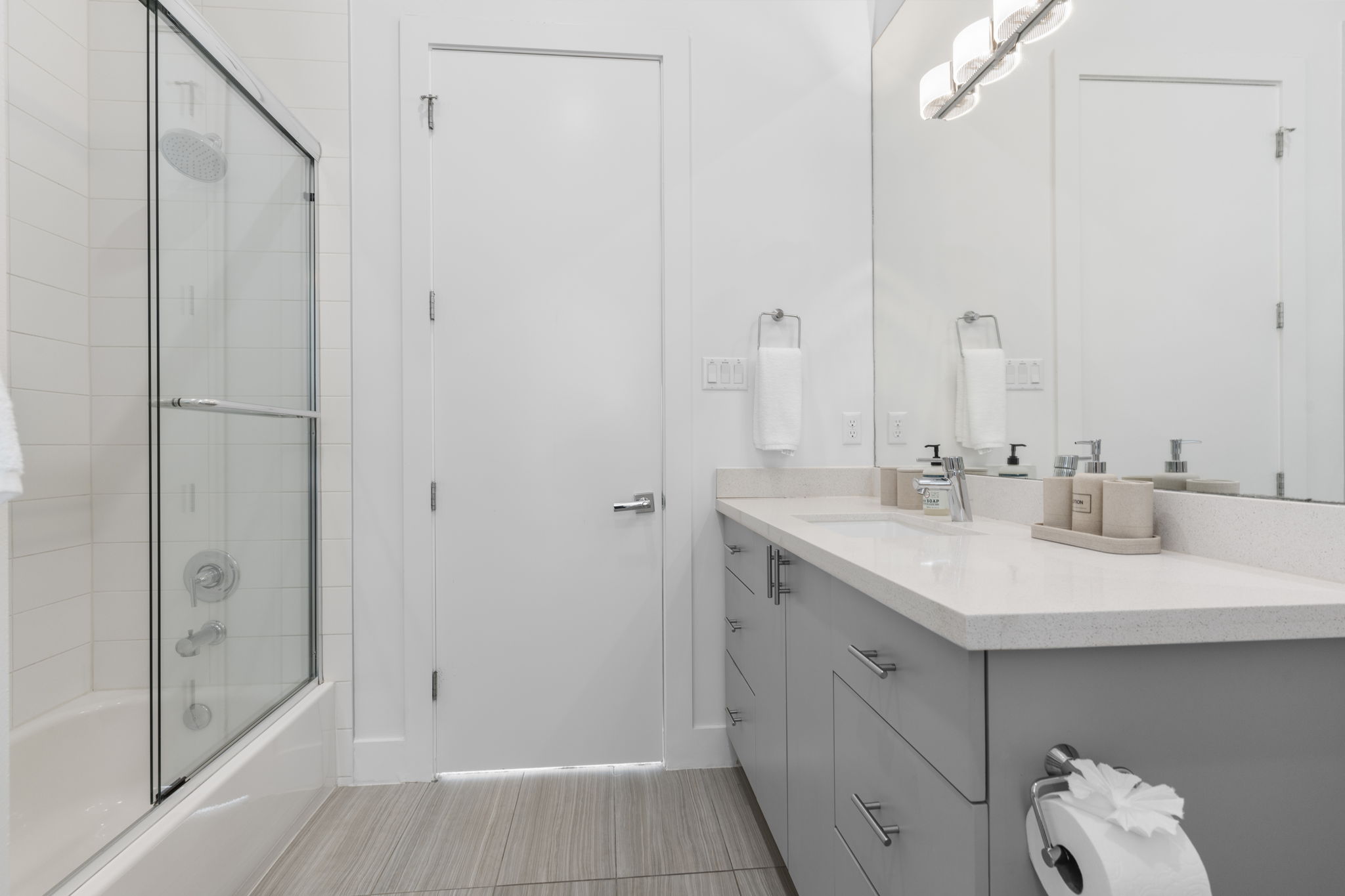 Bathroom with tub/shower and single vanity