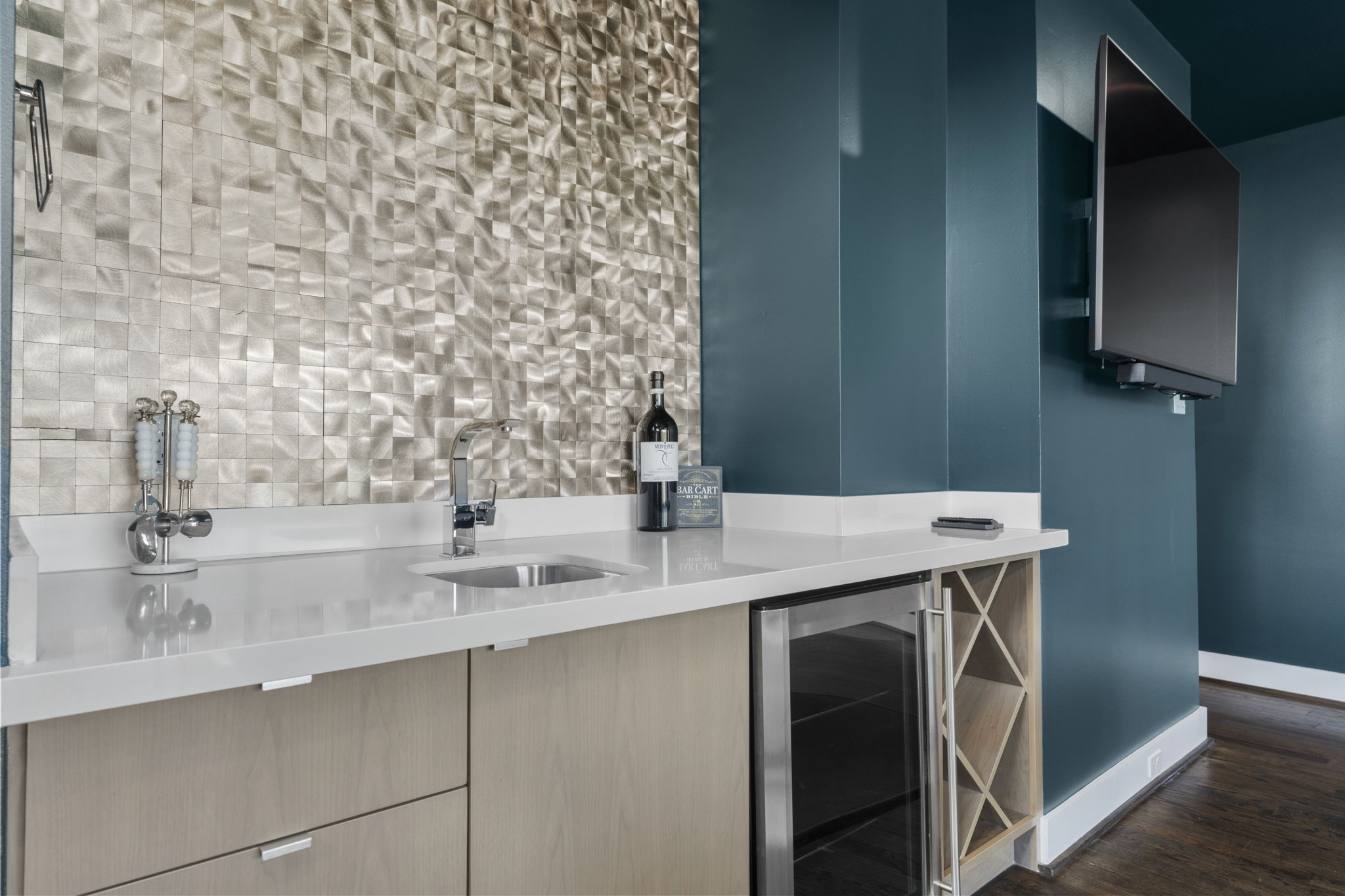 A view of the modern lighting and artwork